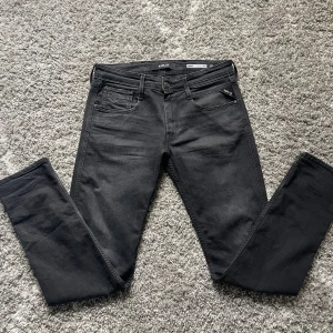 Replay Anbass jeans  - Svarta Replay Anbass jeans med storleken W31 L32 och bra men använt skick. Jag är öppen till bud så det är bara att skriva vid minsta intresse. Nypris typ 1500kr