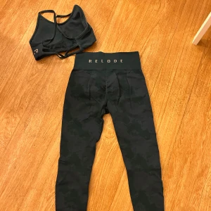 Relode set  - Relode tränings set prime schrunch camo tights och prime seamless topp båda är i storlek S, JÄTTE fint skick 