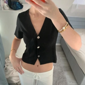 Svart topp - Säljer denna svarta toppen från lager157 💕 knappen högst upp har en gång i tiden ramlat av men jag har sytt på den igen så det är inga problem!! Nypris 150 kr, inte använd så mkt 