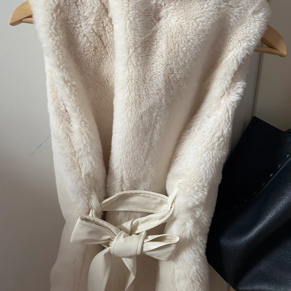 Vit pälsväst med läder bälte  - 1
