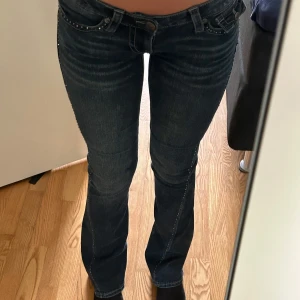 True religion jesns - Jätte fina true religion jeans i storlek 24 som passar mig som har xs/s och är 170cm lång. Som nya då de är sparsamt använda utan defekter och alla kristaller är kvar, vet inte om de finns kvar att köpa