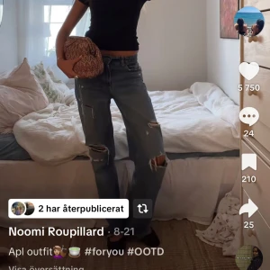 Blå ripped jeans med loose fit - Säljer ett par blå jeans med slitna detaljer och hål på benen. Jeansen har en loose passform. Lätta att styla snyggt skriv vid funderingar pris kan diskuteras vid snabb affär 🩷