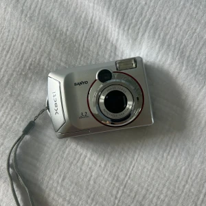  Digital kamera  - Säljer den digital kamera som jag älskar, kommer inte till användning då jag har en annan. Skriv privat om man vill ha bilder från kameran för att se hur bilderna blir. Kan köpa till ett minneskort för 100kr