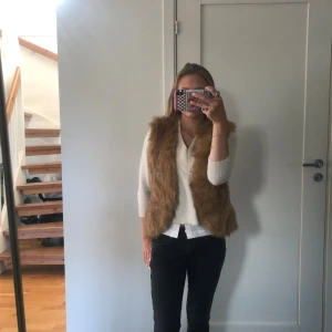 Pälsväst  - Säljer denna jätte snygga pälsväst (INTE äkta päls). Den är nästan helt oanvänd så i toppskick! Perfekt nu till hösten🧡