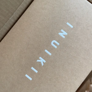 Inuikii tofflor i storlek 38 - Säljer ett par snygga tofflor från Inuikii i svart med flätad ovandel och vit platt sula. Sandalerna har en modern design och är perfekta för dig som gillar trendiga och bekväma skor. Helt oanvända och nya!