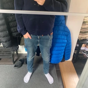 Ralph Lauren zip  - Säljer nu en snygg Ralph Lauren zip åt min brorsa. Tröjan är i väldigt bra skick och endast använd fåtal gånger, vid mer frågor är det bara att höra av dig/Olle.