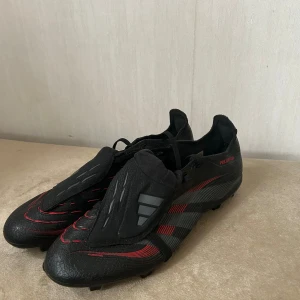 Adidas Predator svarta fotbollsskor pro  - Säljer ett par Adidas Predator fotbollsskor i svart. Skorna har en fin tunga och använts ungefär 1-2 gånger och säljs eftersom skorna är för stora. Jag erbjuder gratis frakt till dig som köper. Först till kvarn! Priset kan diskuteras