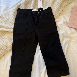 Svarta Capri byxor från Mango - Snygga svarta Capri byxor från Mango. De är helt oanvändbara eftersom de ej passar mig.