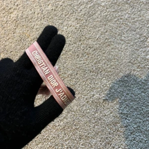 Dior armband  -  Helt ny & oanvändbar✅, levereras inom 0-2 dagar📦, justerbar storlek 📏, unisex, kontakta gärna för mer info😊