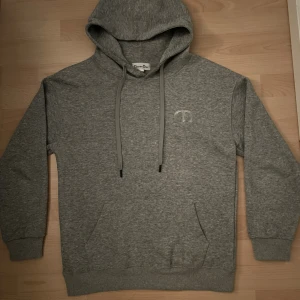 Grå Hoodie - Grå hoodie i storlek M, men passar S (är 175cm, 55kg & hoodien passar mig bra). Använt några gånger (har haft den i ungefär 2 månader), kommer med tags & originella dustbag. Skriv gärna på om det finns några funderingar eller prisförslag! 💯💬