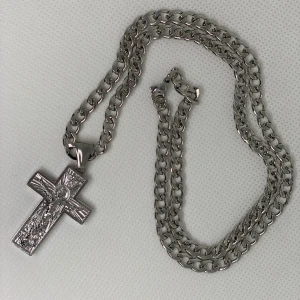 Silverpläterat korshalsband - Stilrent halsband i silverpläterat med en grov kedja och ett kors som hänge. Kedjan har ett klassiskt lås. Perfekt som julklapp eller till dig själv!