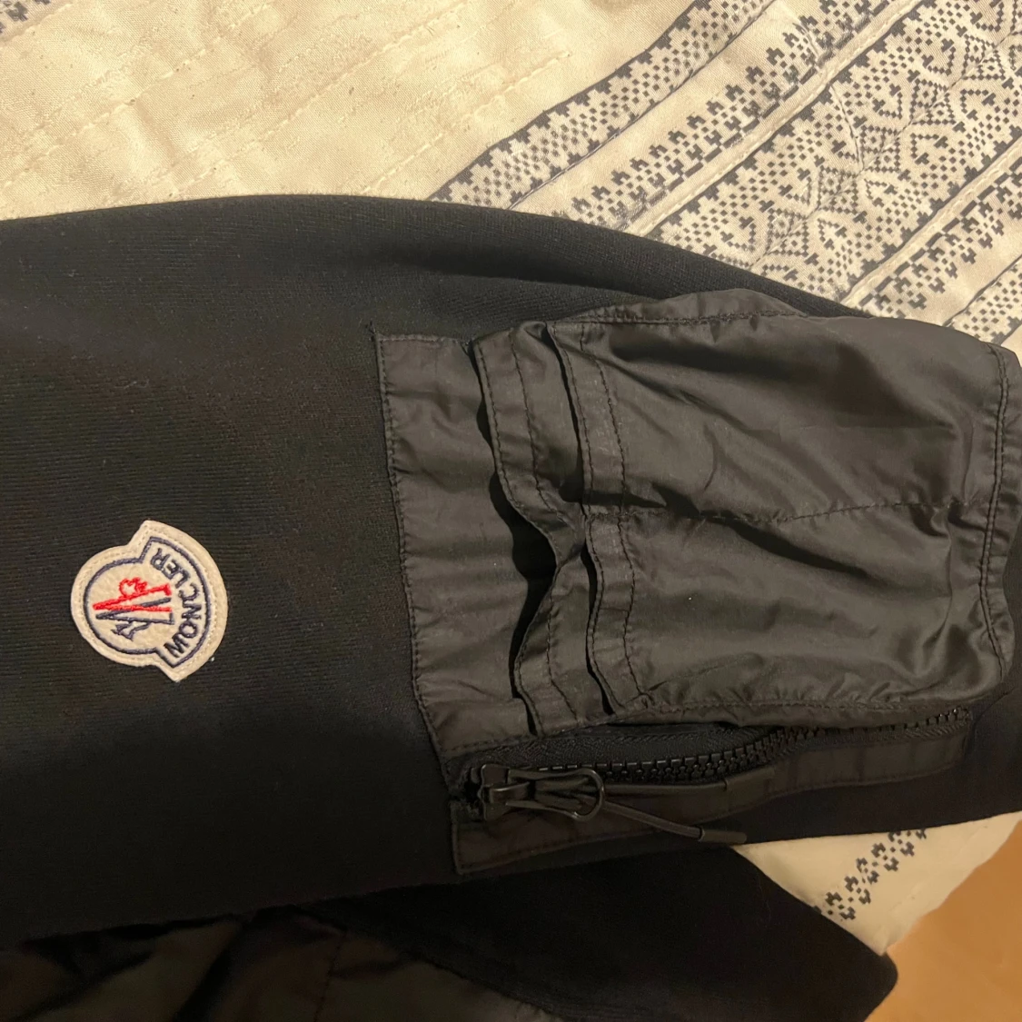 Svart Moncler bomberjacka med huva - 1