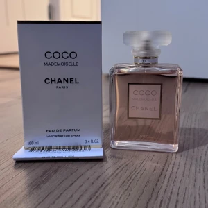 Coco Mademoiselle Eau de Parfum - 100 ml Eau de Parfum från Chanel, tillverkad i Frankrike. Ingredienser: alkohol, parfym, vatten, limonene, linalool, benzyl salicylate, citronellol, geraniol, hexyl cinnamal, coumarin, och fler. Snygg och klassisk flaska som ger lyxig känsla.