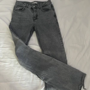 Jeans Gina tricot - Jeans från Gina i storlek 36, ny pris är 500🩷 Mid waist men sitter ganska lågmidjat 