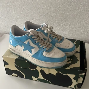 Bapes  - Bape ljusblå skor till ett bra pris, använda ganska mycket men endå i ok skick därav priset.