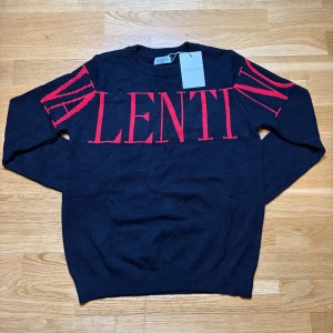 Valentino sweatshirt  - Säljer min Valentino sweatshirt i storlek S. Skriv gärna innan ni köper möts upp i Stockholm 