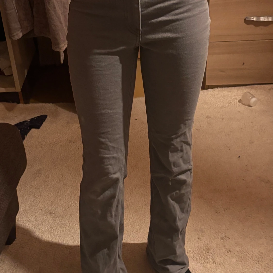 Grå bootcut jeans med mellan midja