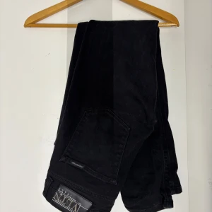 Valentino jeans - Säljer dessa snygga valentino jeans. Skick 10/10 knappast använda. Dom har ett snyggt inbroderat ’valentino’ tryck på bakfickan som syns på bilden och klassiska valentino loggan på framfickan. Fraktas inom 48 timmar.