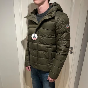 JOTT vinterjacka - Säljer en skön JOTT jacka som är helt ny med prislapp! | Storlek M enligt mig passar den lite mindre så skickar gärna mått! Modell 178cm. | Ställ gärna frågor innan du köper!