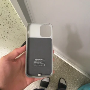 Power Case 6800mAh för iPhone12/12Pro - Praktiskt batterifodral med 6800mAh kapacitet, passar iPhone med stor kameramodul. Ger extra batteritid och skydd. Fodralet är i gott skick med mindre ytliga märken. Perfekt för dig som vill slippa ladda ofta och samtidigt skydda din mobil.