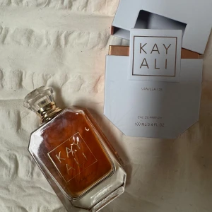 Kayali Vanilla | 28 EdP 100ml - Stilren parfym från Kayali, Vanilla | 28, Eau de Parfum. Flaskan rymmer 100 ml och passar perfekt för dig som vill ha en modern och trendig doft i din samling.