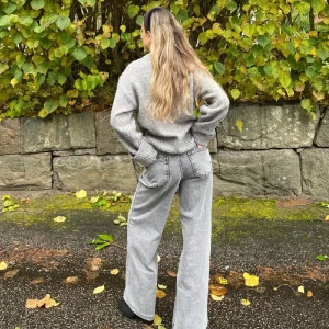 Gråa vida jeans  - Jag på bilden, jag är 162 lång, supersköna och i mycket bra skick🩶🩶