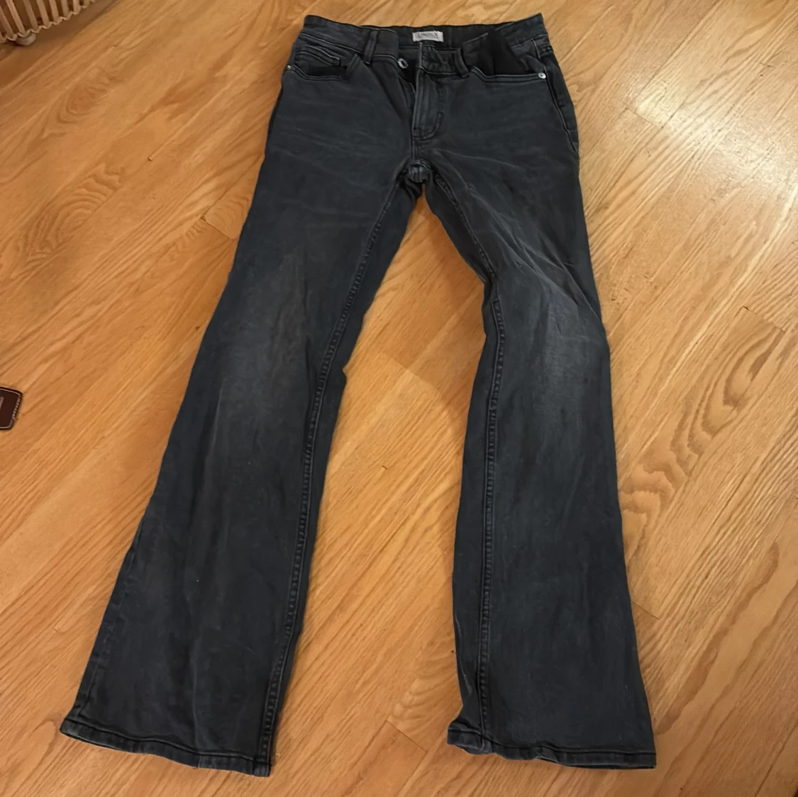 Svarta bootcut jeans från Lindex
