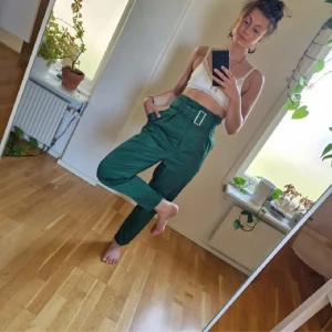 Byxor med bälte - Gröna byxor med extra hög midja med tillhörande bälte. 80s vibe 💁‍♀️ Återuppladdad för fri frakt. Jag har mycket annat uppe på sidan, både herr och damkläder. Köp gärna bundle för att få rabatt 🤗 