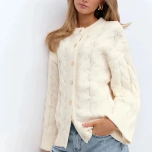 Krämvit stickad kofta med knappar - Säljer denna trendiga stickade koftan från Gina Tricot. Köpt ny använt 2-3 gånger! 