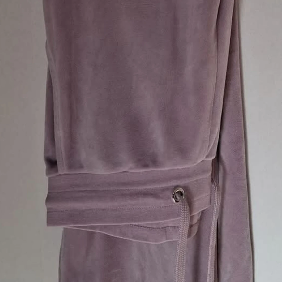 Ljuslila velour hoodie strassdetalj och byxor - 1