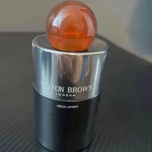 Molton Brown Neon Amber parfym - Molton Brown neon amber parfym, Doften har en tydlig inslag av Amber,trä,vanilj, mysk och sötma. 100ml, nypris: 1.402kr 