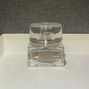 Gucci Eau de Parfum II - Gucci Eau de Parfum II – en ikonisk parfym med stilren design. Perfekt för dig som vill ha en exklusiv touch i vardagen. Flaskans eleganta look gör den till ett måste i samlingen. Volym och ingredienser framgår ej på bilderna. Över 90% kvar.