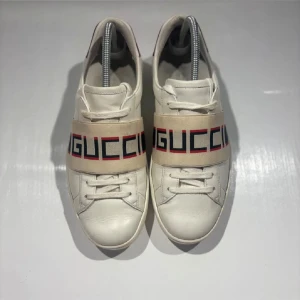Gucci Ace Skor - Hej! Säljer nu mina skor från märket Gucci, storlek 41 bra skick,. Tveka inte på att höra av dig om du har frågor eller funderingar kring skorna! 