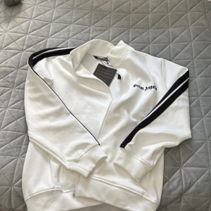 Palm angels zip up  - Vit Palm Angels zip up, svarta ränder och logga med tag fortfarande på. Skriv om du har frågor!