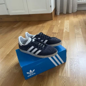 Adidas Gazelle  - Adidas Gazelle strl 42 2/3. Sparsamt använda.