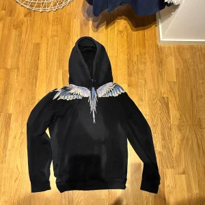 Marcelo Burlon Hoodie - Svart hoodie från Marcelo Burlon. Givetvis äkta, nypris ligger runt 2000-3000 mitt pris:700 