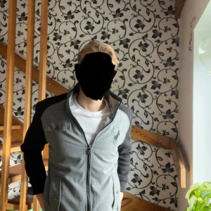 Grå bomberjacka från Beverly Hills Polo Club - Snygg grå bomberjacka med svarta stickade ärmar och detaljer från Beverly Hills Polo Club. Kom gärna med rimliga bud! Modellen är 181cm/70kg