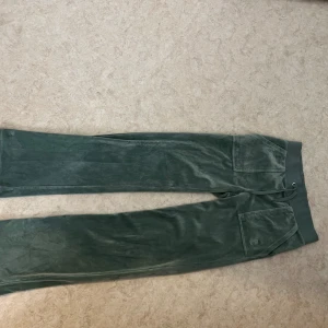 Gröna Juicy Couture  - Köpte dom för 1300kr, säljer dom pårgrund av ingen användning! 