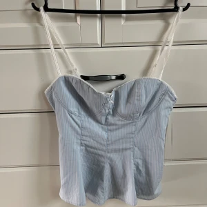 Zaratopp - Superfin topp från Zara. Nyskick med prislappen kvar. Storlek xs🩷