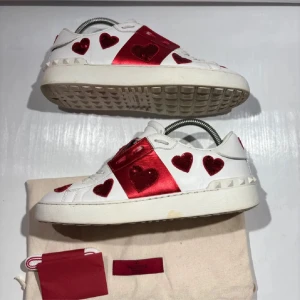 Valentino skor  - Hej! Säljer nu mina skor från märket Valentino, storlek 39 bra skick, allt på bilden ingår. Tveka inte på att höra av dig om du har frågor eller funderingar kring skorna! 