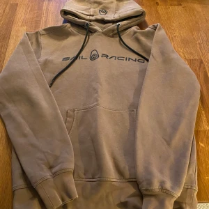 Beige hoodie från Sail Racing - Säljer min brors hoodie då kan växt ur den💕säljer också ett par tillhörande mjukisbyxor separat
