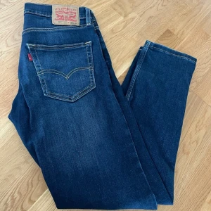 Levi's 502 mörkblå jeans  - Mörkblå Levi's 502 jeans. Strl W30 L32. Använda men i gott skick! Nypris: 1.000kr 