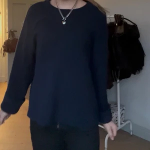 Mörkblå stickad tröja - En mörkblå stickad tröja med långa ärmar. Perfekt till vintern, hör av er vid frågor eller flera bilder💕