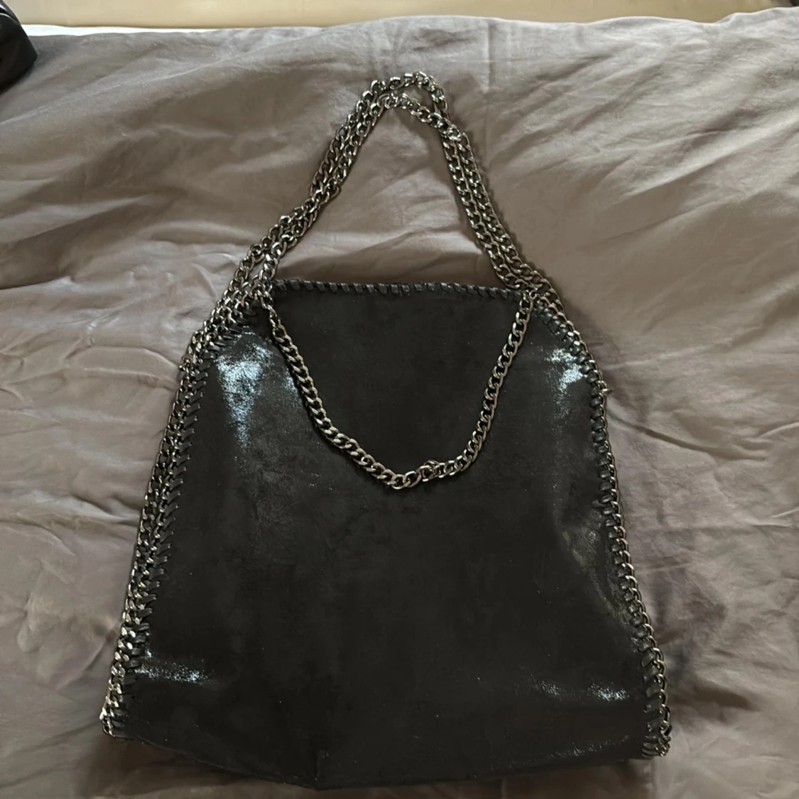 Svart axelväska med kedjedetaljer