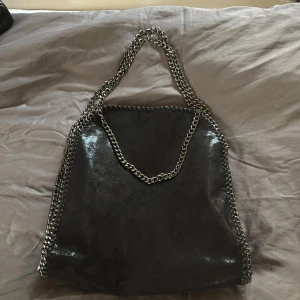 Svart axelväska med kedjedetaljer - Säljer en stor svart axelväska från temu. Den är knappast använd