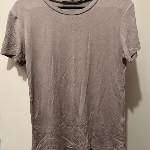 T-shirt strl S  - Helt ny T-shirt i strl S från Lager 157. Material: elastan och viskos. 