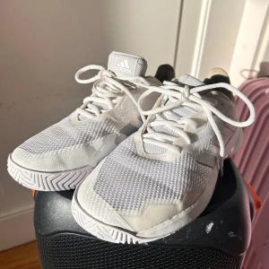 Träningsskor  - Adidas träningsskor i väldigt bra skick (knappt använda). Säljs pga att jag slutat på handboll. Nypris: Vet inte, tror ej de säljs längre. Storlek: 40 2/3. Skriv om ni undrar något!💕