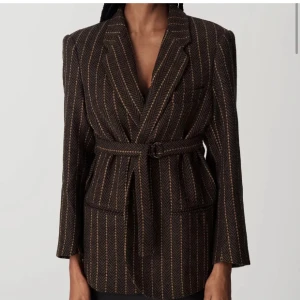 Adoore kavaj 34 SÖKES  - Söker denna i storlek 34, hör gärna av dig om du går i tankar på att sälja 