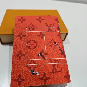 L och V plånbok  - Stilren plånbok, Perfekt för dig som gillar att ha något unikt. Tveka inte att höra av dig om du är intresserad, bra pris vid snabb affär 🤝🌹💯