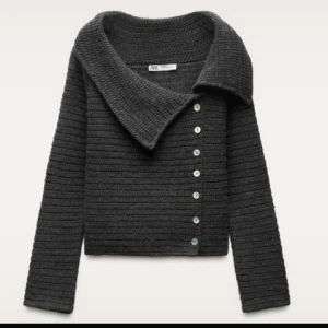 Mörkgrå stickad kofta från Zara - Jättefin stickad tröja från Zara, väldigt populär aldrig använd 💞